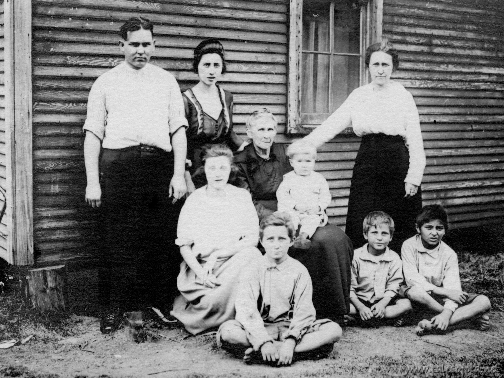 Lula Daniel Scales and her Family with Elizabeth Shanks Daniel